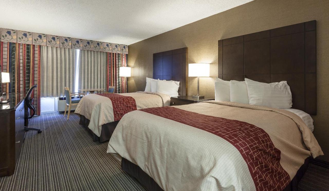 Red Roof Inn & Suites Dekalb Bagian luar foto