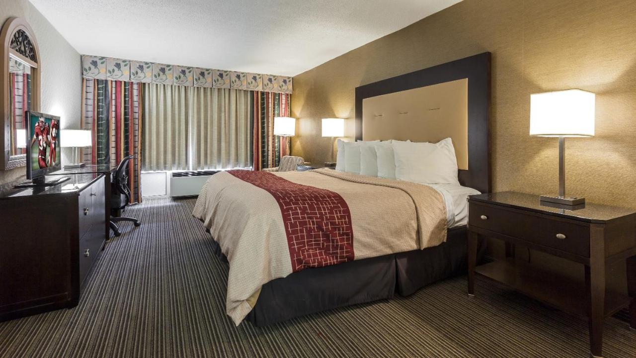 Red Roof Inn & Suites Dekalb Bagian luar foto