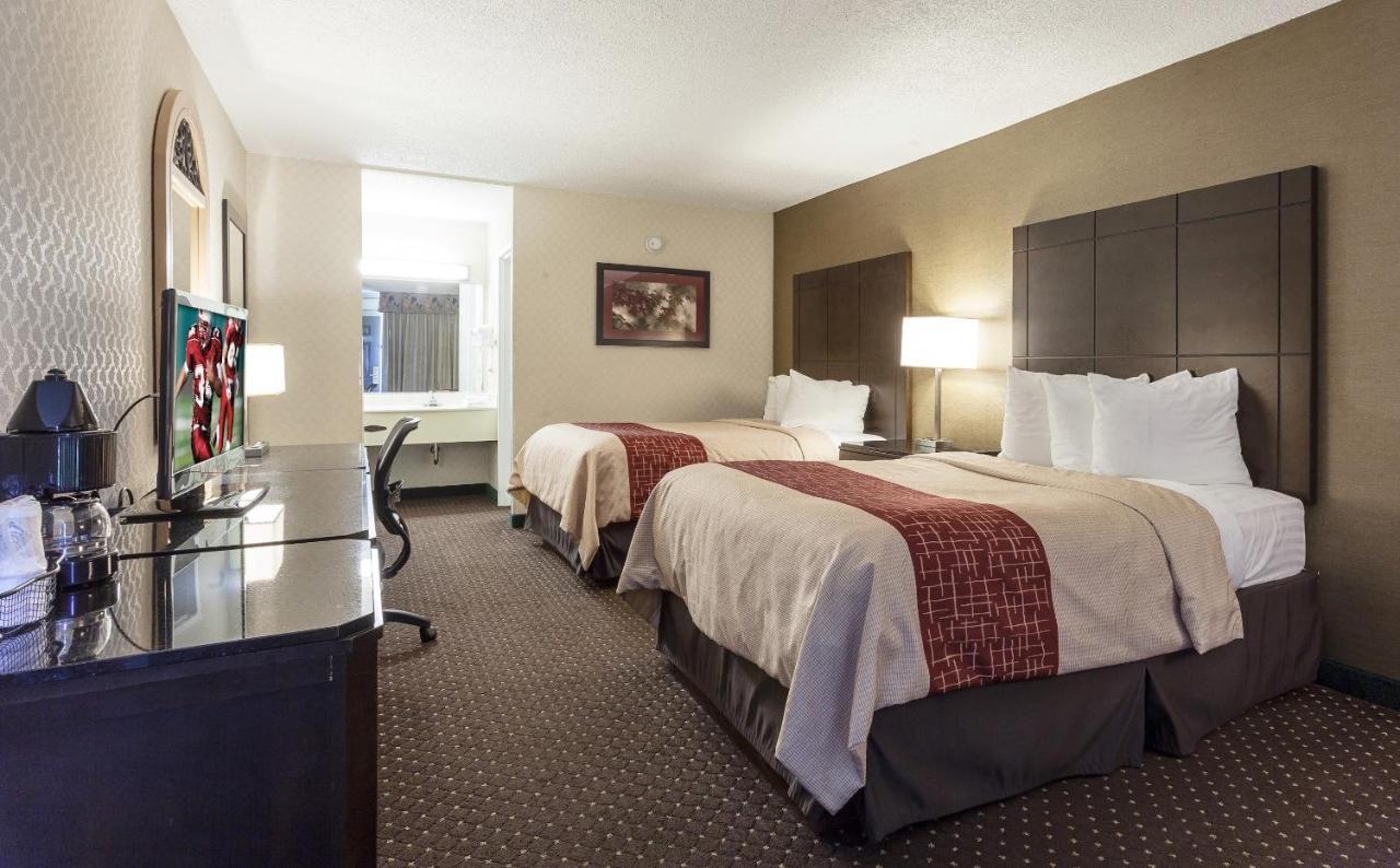 Red Roof Inn & Suites Dekalb Bagian luar foto