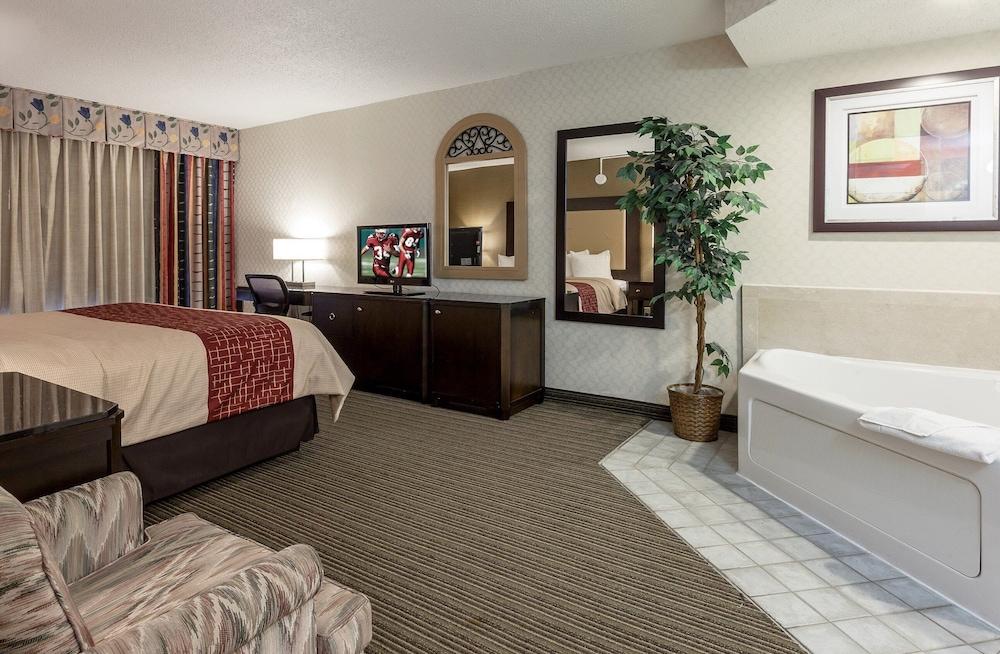 Red Roof Inn & Suites Dekalb Bagian luar foto
