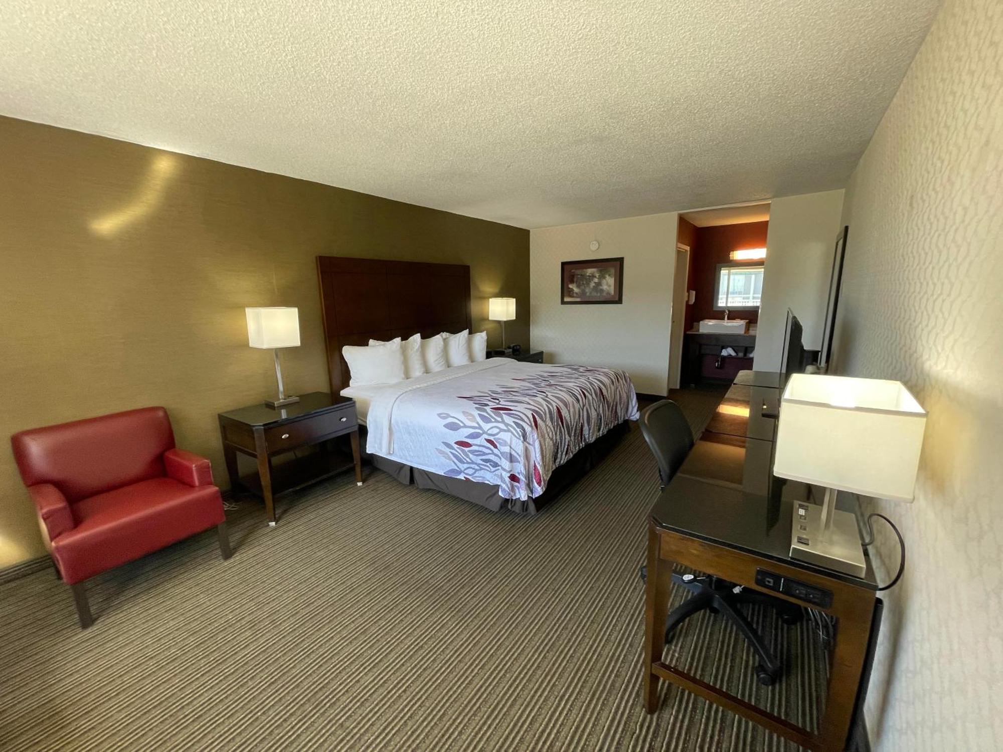 Red Roof Inn & Suites Dekalb Bagian luar foto
