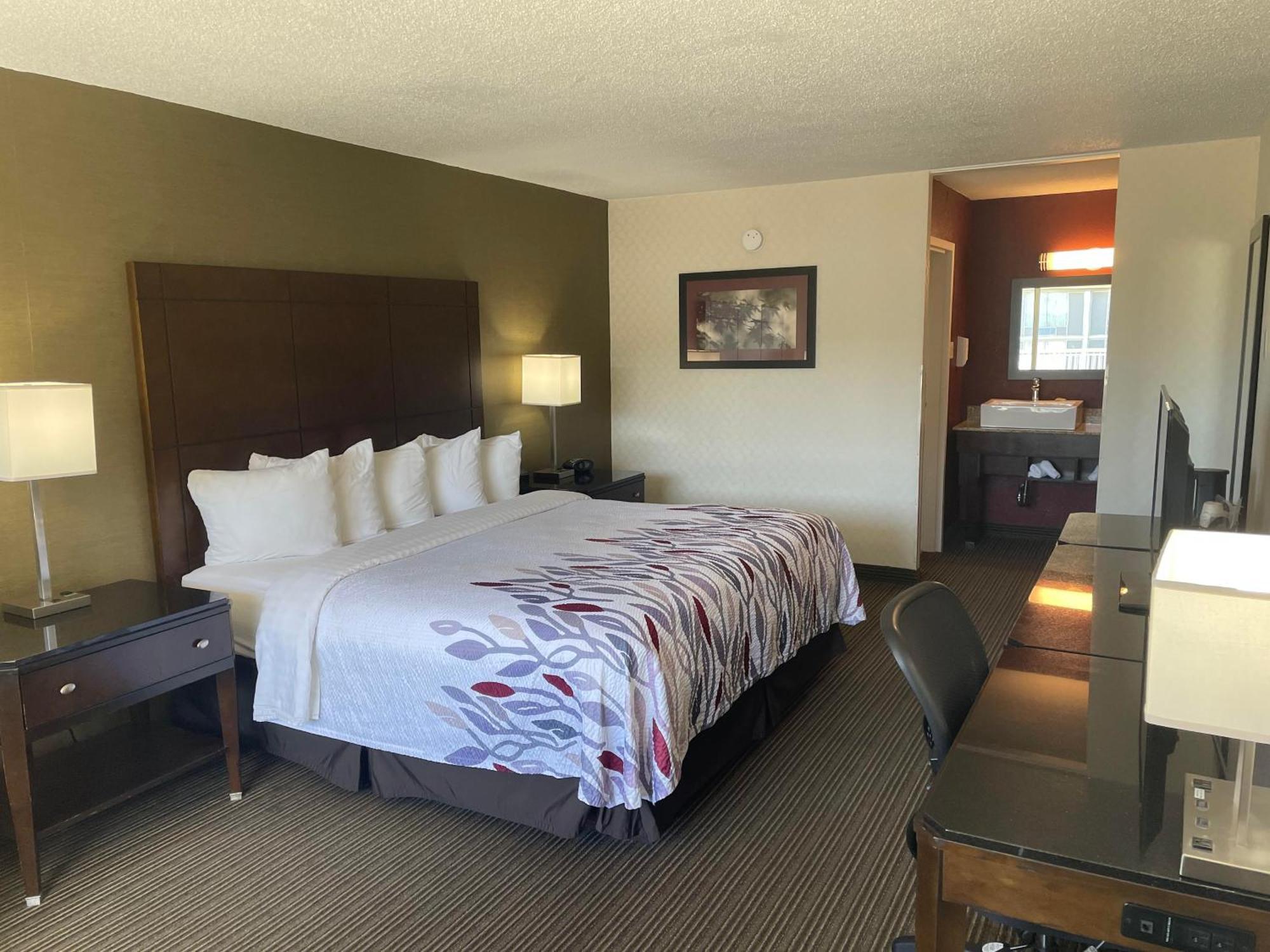 Red Roof Inn & Suites Dekalb Bagian luar foto