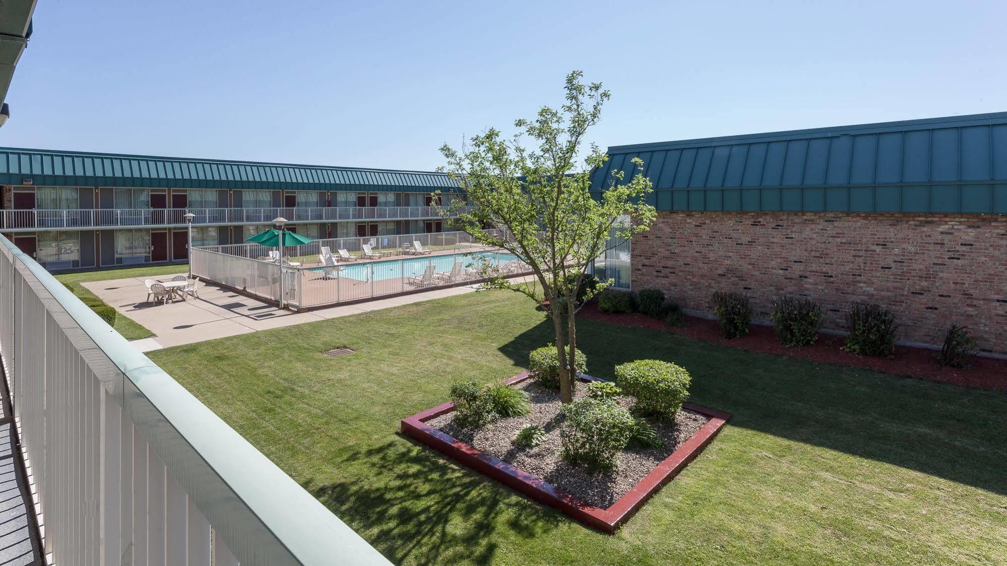 Red Roof Inn & Suites Dekalb Bagian luar foto